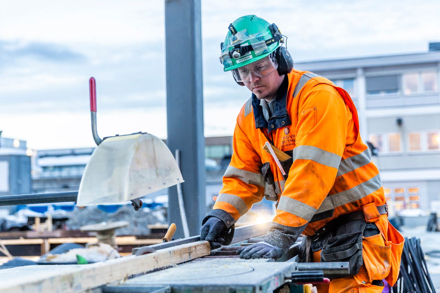 Vi utfører både nybygg og rehabilitering, og har lang og bred erfaring fra ulike typer byggeprosjekter.