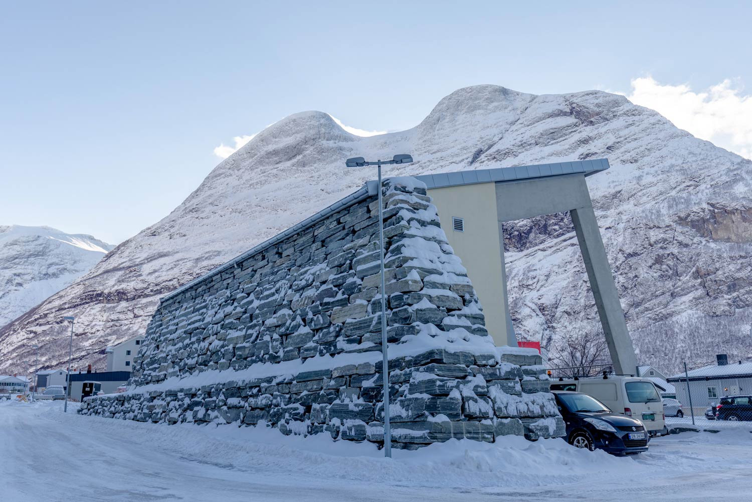 Bakfasaden på Sunndalsøra Vannbehandlingsanlegg er er forblendet med natursteinsur som forsterkning mot steinsprang og rasfare.