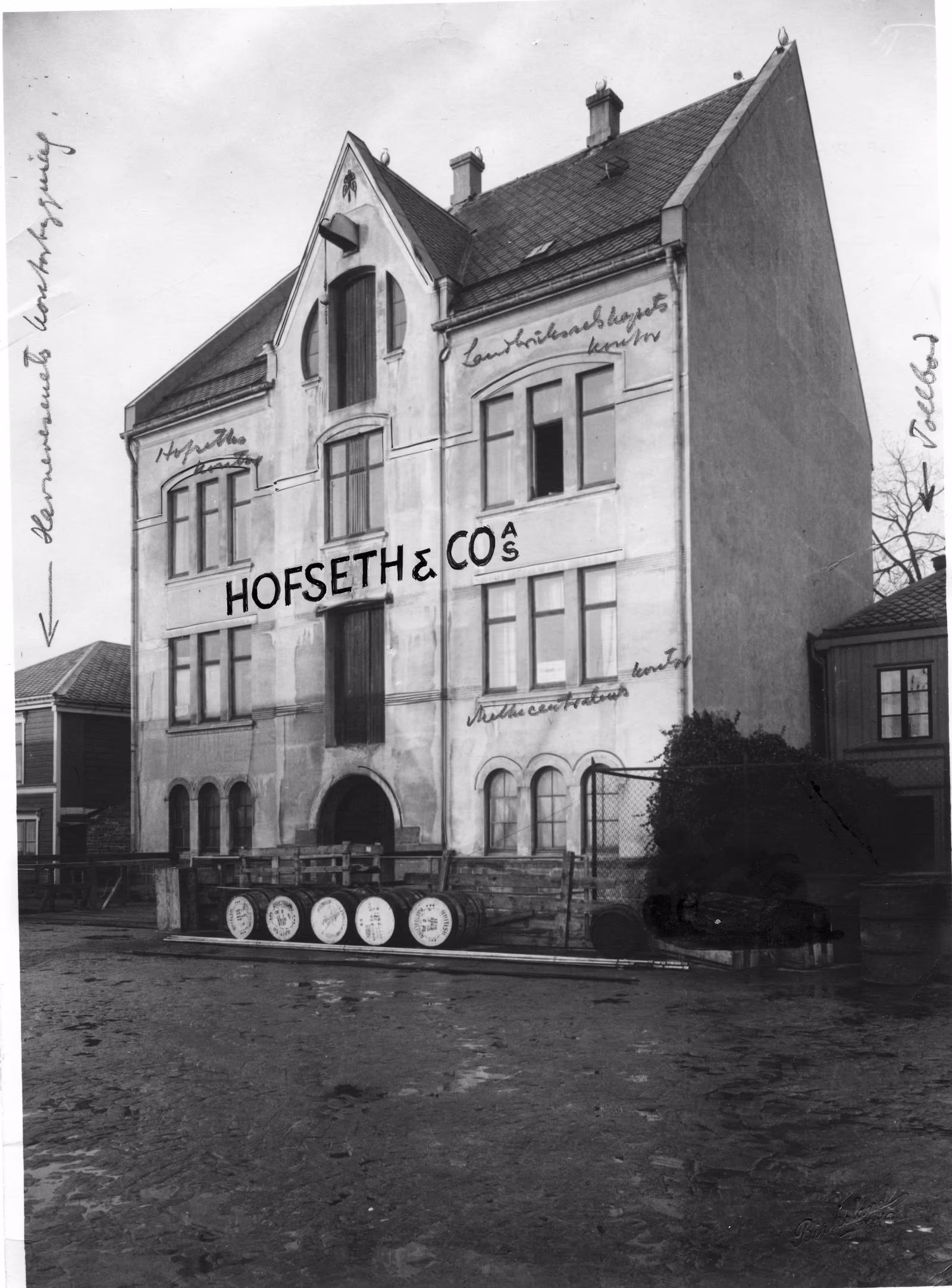 Hofsethbrygga slik den så ut rundt 1920. FOTO: BIRKELAND / ROMSDALSMUSEETS FOTOARKIV